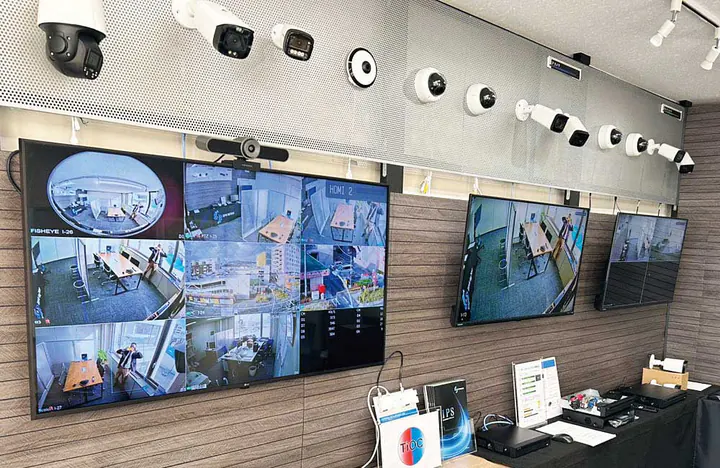 福岡オフィスの展示の壁。大型モニターに魚眼カメラを含む複数のカメラの映像が分割で映っている